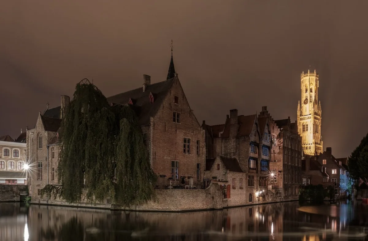 De Rozenhoedkaai in Brugge bij avond, met het Belfort op de achtergrond