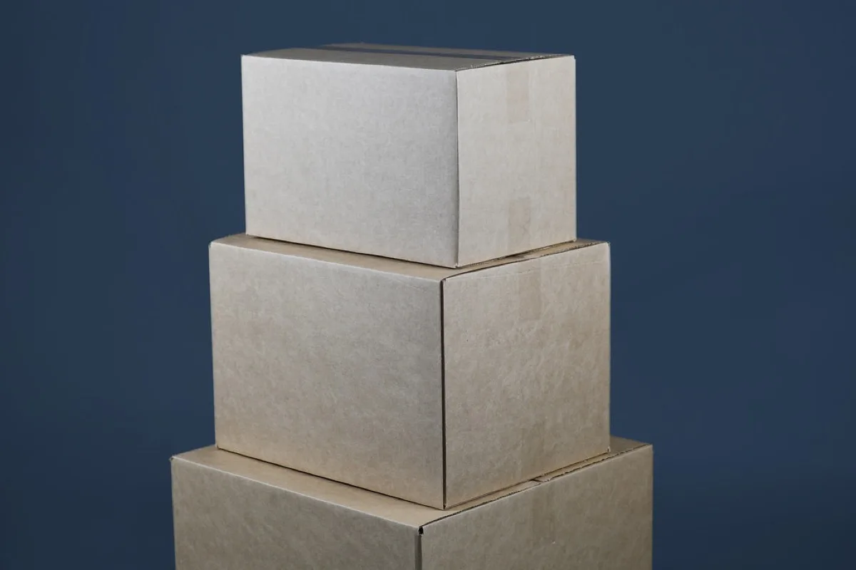 Stapel verhuisdozen