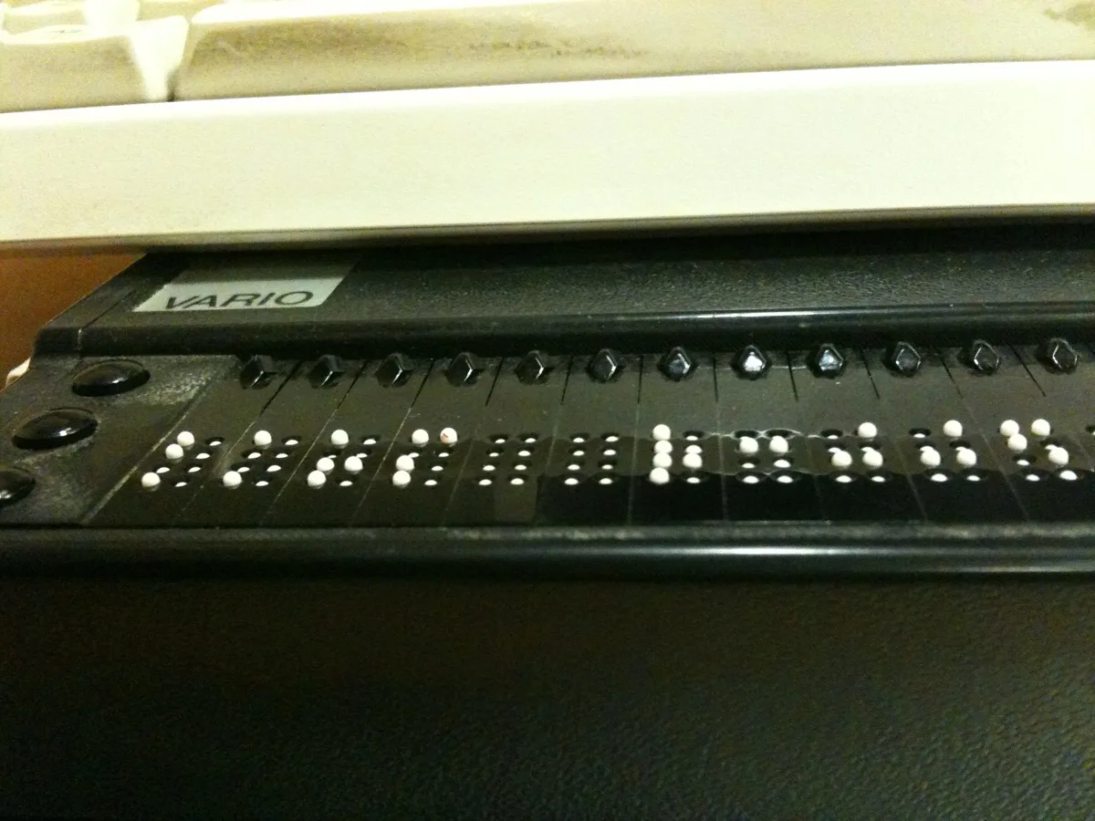 Brailleleesregel onder een toetsenbord