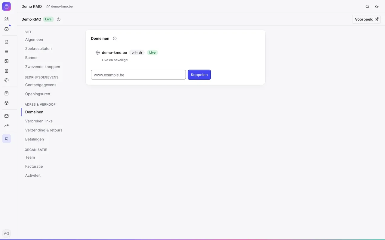 De domeininstellingen van een site in het beheerpaneel: één gekoppeld domein, gemarkeerd als primair en live en beveiligd, met een veld om een extra domein te koppelen.